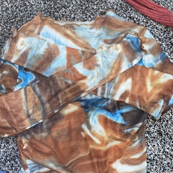 Long shelves, seem less crop top - Picture 3 of 4